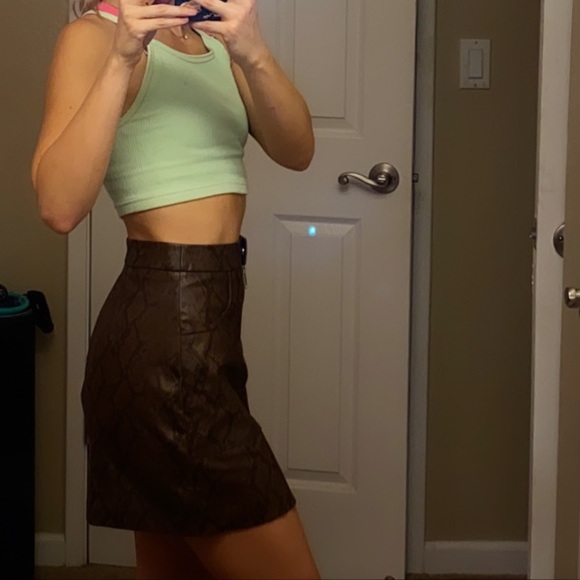 (Fake) Snake Skin w Zipper Skirt 🤠 - Picture 2 of 6